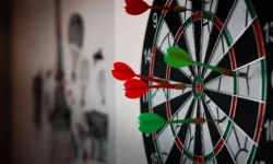 Michael van Gerwen stoot door op cruciale World Matchplay