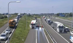 Rijstrook op A59 afgesloten door lekkende vrachtwagen