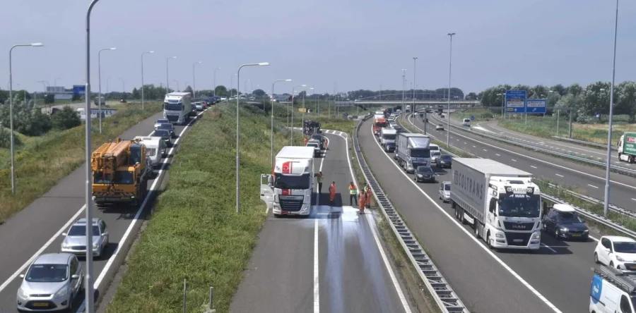 Rijstrook op A59 afgesloten door lekkende vrachtwagen