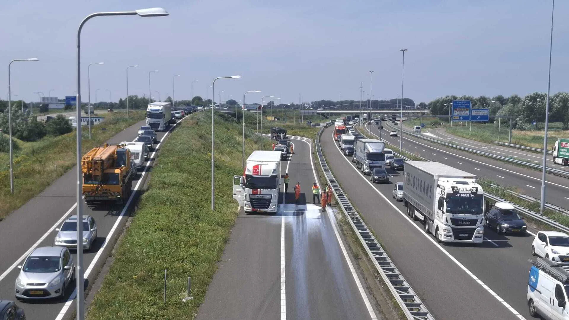 Rijstrook op A59 afgesloten door lekkende vrachtwagen
