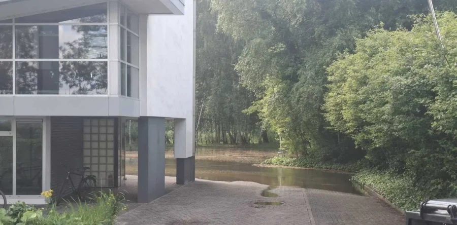 Parkeerplaats Waalwijks bedrijfspand staat blank door overstroming