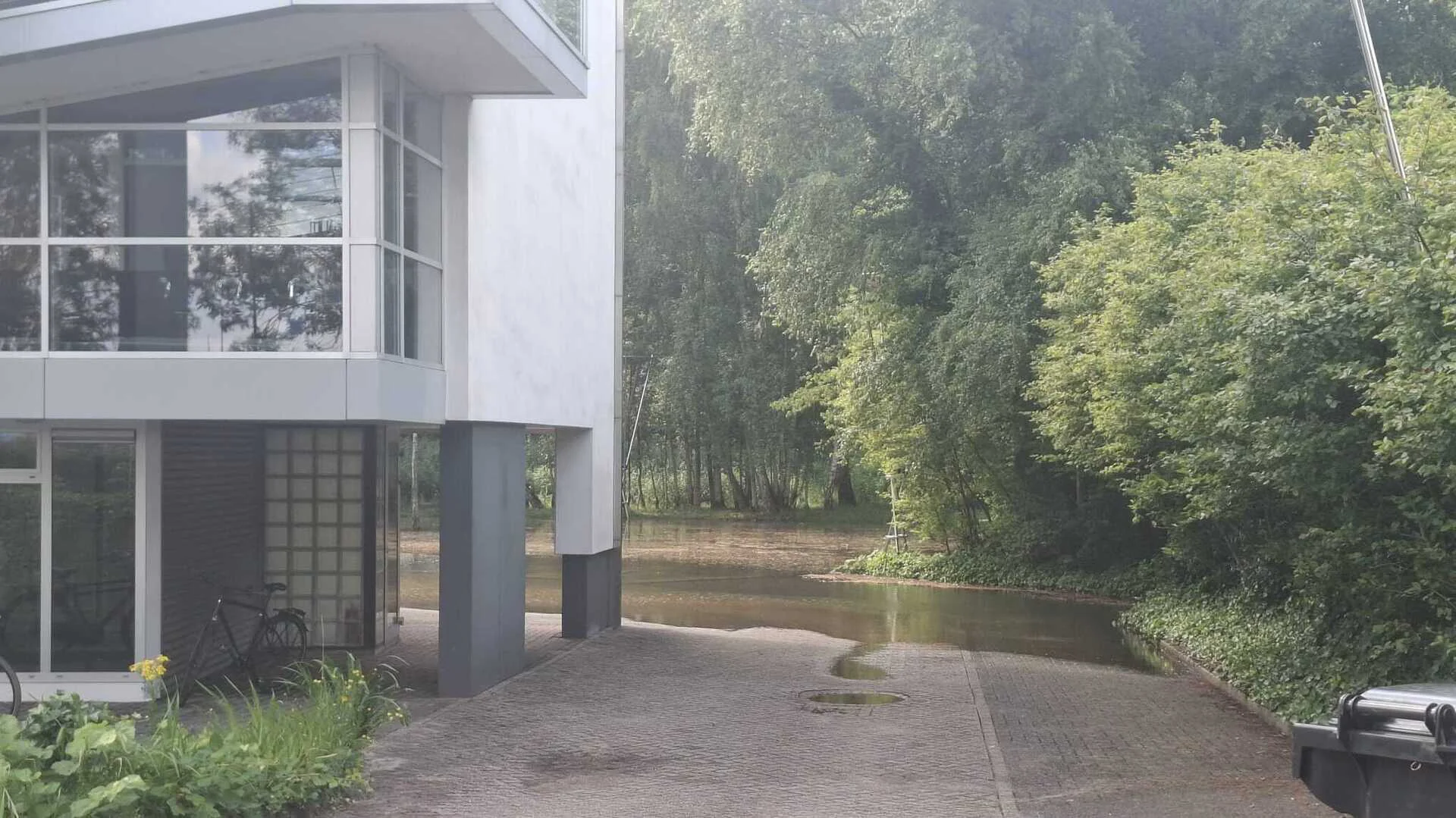 Parkeerplaats Waalwijks bedrijfspand staat blank door overstroming