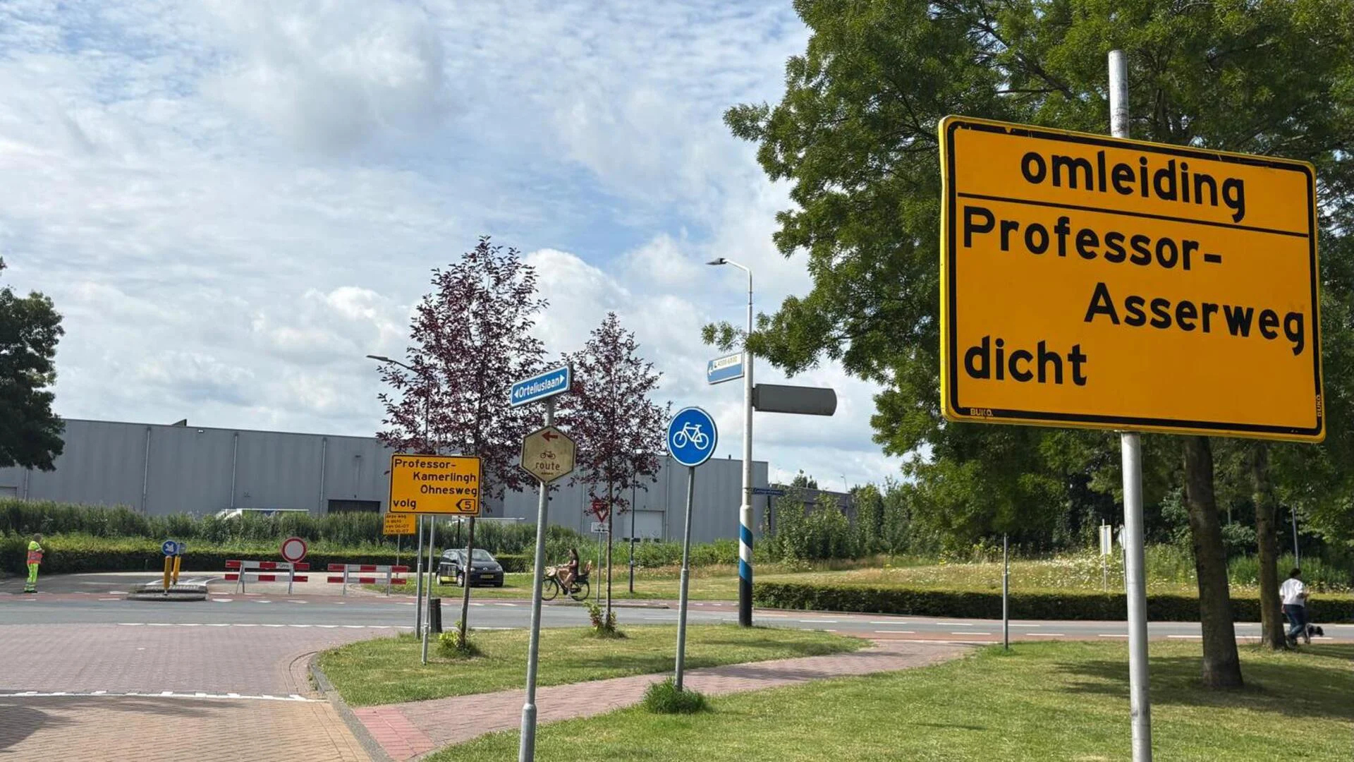 Meerdere afsluitingen op Professor Asserweg zorgen voor omleidingen