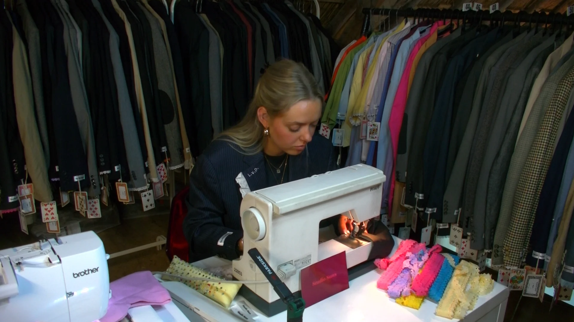 Lize van Dongen geeft een nieuwe kans aan vintage blazers (Video)