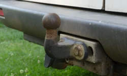 Auto met aanhanger geschaard op Midden-Brabantweg bij Loon op Zand
