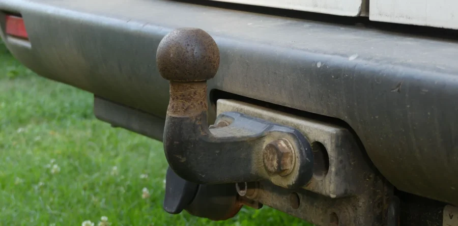 Auto met aanhanger geschaard op Midden-Brabantweg bij Loon op Zand