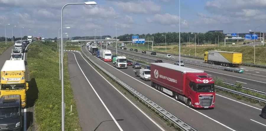 Geschaarde vouwwagen zorgt voor flinke verkeershinder A59