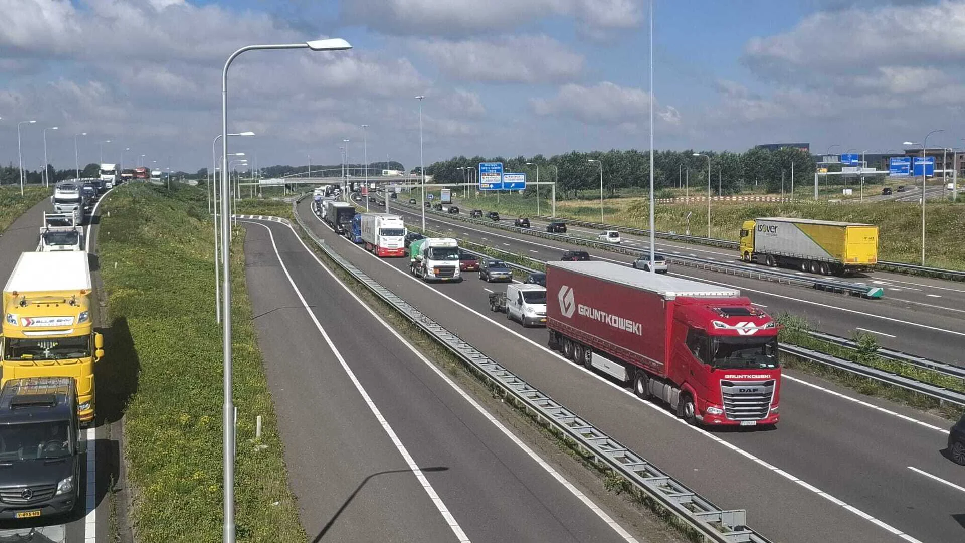 Geschaarde vouwwagen zorgt voor flinke verkeershinder A59